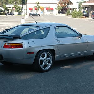 My beloved 1989 Porsche 928 - an ultimate driving experience